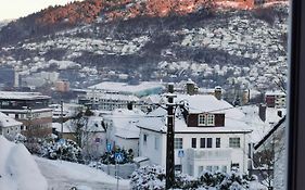 Spacious And Beautiful Apartment In Bergen With Free Parking
